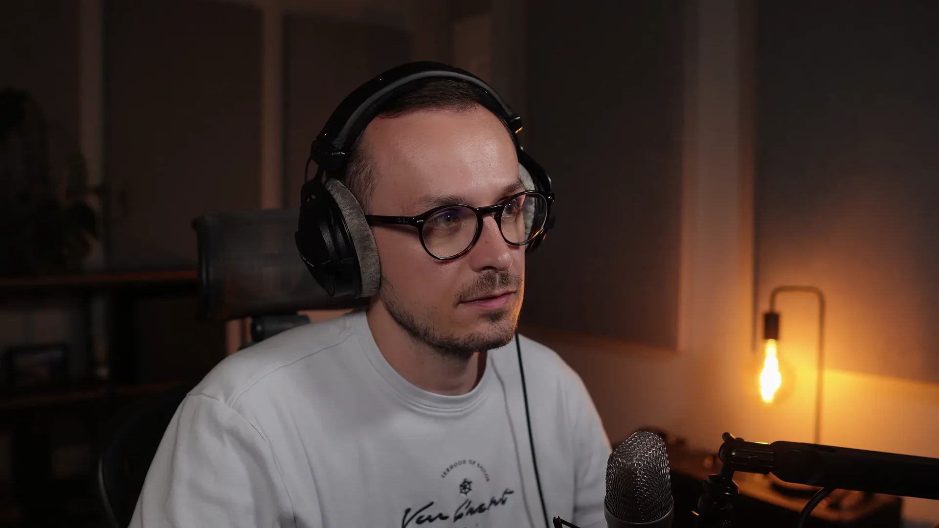 Kamil Rzeczkowski in his studio, lit by a single warm lamp